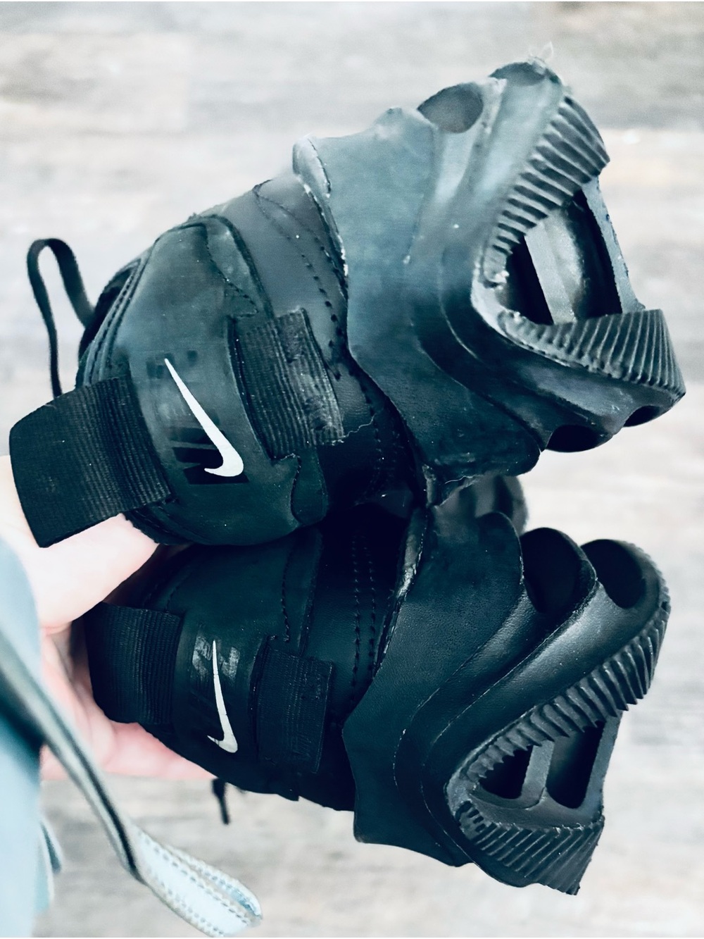 Nike Men's All-Black Low-Profile Athletic Trainers - Picture 10 of 13